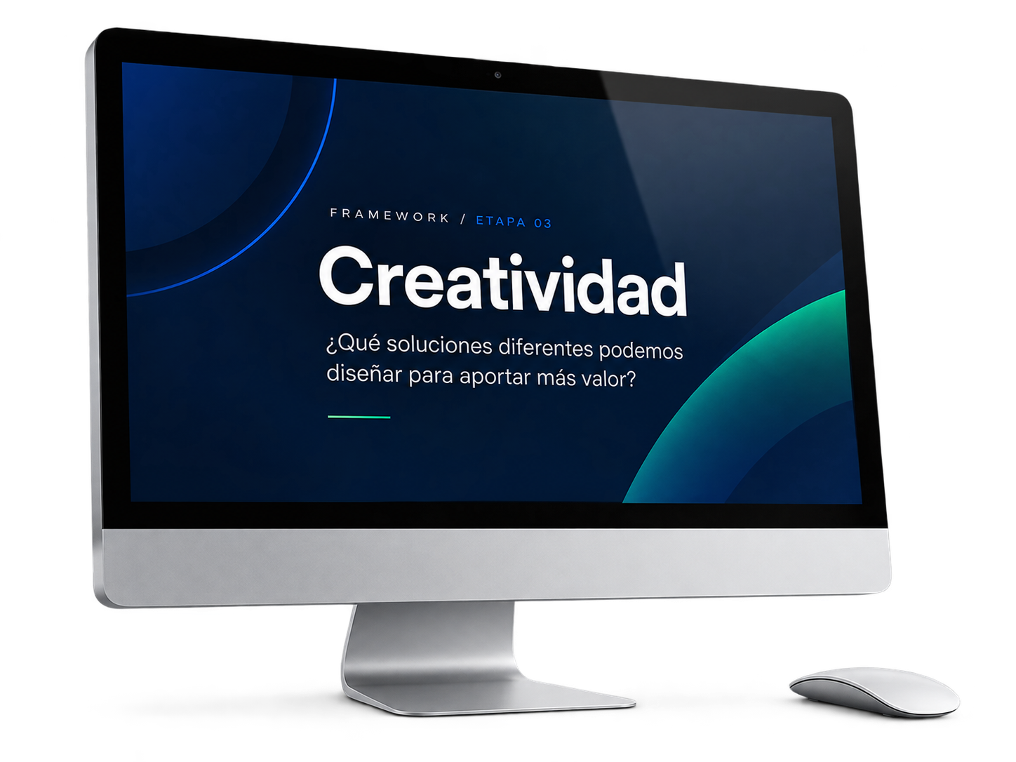 Ordenador de sobremesa plateado y ratón, con la etapa 03 Creatividad del Framework MARKETICWAY en pantalla